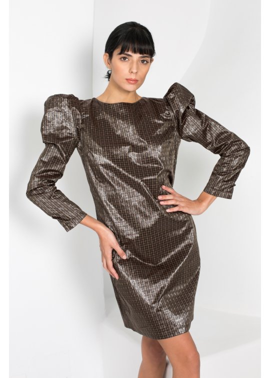 Robe marron à carreaux